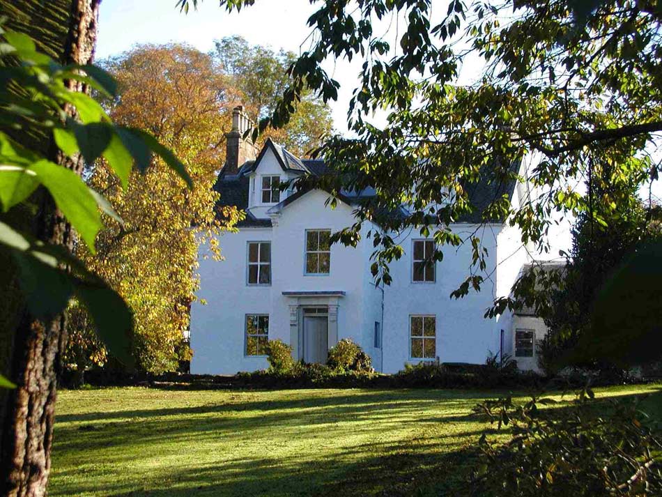 Scottish holiday home with with conservatory and front garden